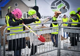 Svea Lind och Heidi Roth var tv� av m�nga barn som tog ett spadtag f�r nya Fridtjyv Bergsskolan. Foto: Elin Elderud