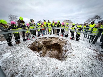 I tidskapseln kommer att finnas utm�rkt i den nya skolan. 