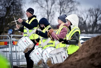 Representanter fr�n Kulturskolan trummade en virvel f�r den nya skolan. Foto: Elin Elderud