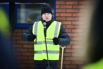 En skola f�r framtiden byggs s�ger Jonas Andersson i sitt tal. Foto: Elin Elderud