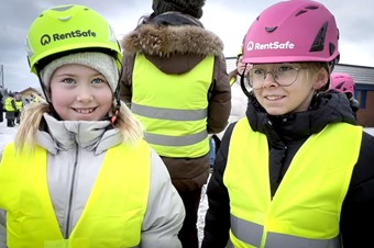 Heidi Roth och Svea Lind var tv� av elevrna som fick ta spadtag. Foto: Elin Elderud