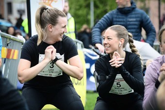 Linn Karlsson och Nathalie Blick vrmer upp infr loppet. Foto: Elin Elderud