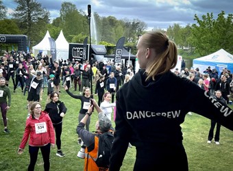 Hjlp frn scenen med uppvrmning. Foto: Elin Elderud