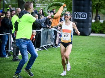 Carolina Johnson segrade i damklassen. Istllet fr en trningsrunda blev det lopp. Foto: Elin Elderud