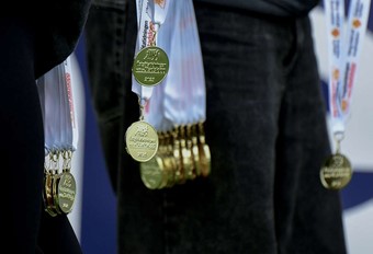 Det gick t mngder med medaljer. 1074 personer deltog. Foto: Elin Elderud