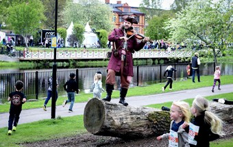 Daniil Bondarover underhll barnen. Utkldd till pirat och spelandes fiol. Foto: Elin Elderud