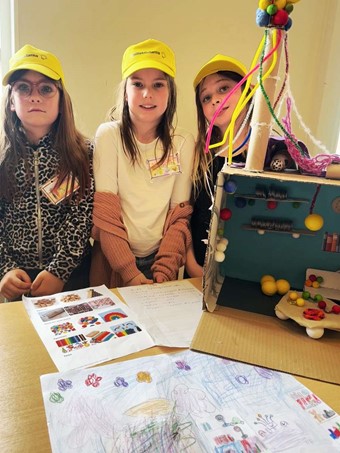 Ida, Lemoni och Erna har gjort bland annat gjort h�rlurar av flirtkulor och piprensare. En robot ska hj�lpa elever att l�sa. Foto: Lovisa Lindstrand