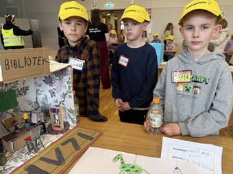 Harald, Arvid och William har en dator, kylsk�p, playstation, en gammal volvo och en pengamatta i sitt favoritbibliotek. Foto: Lovisa Lindstrand