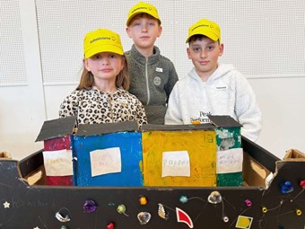 Helka, Edgar och Rafael har gjort sina k�rl och vet precis var de ska st� utanf�r skolan. Foto: Lovisa Lindstrand