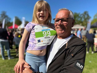 Hilda Hennerberg, sex �r, tog med sig morfar Billy Hennerberg som s�llskap i loppet. De laddade upp tillsammans. Foto: Sara Anderberg