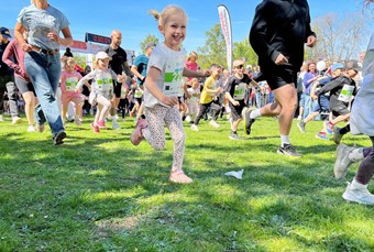M�nga barn sptang Mj�lby stadslopp. Bland annat sprang Ilse Ekholm fr�n Mj�lby. M�nga tog med sig en vuxen under rundan. Foto: Sara Anderberg