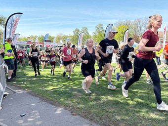 N�stan tusen personer var anm�lda till �rets upplaga av �stg�tatidningen Mj�lby stadslopp. Foto: Sara Anderberg