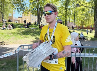 Alexander Tergeland fr�n Motala plockade tidningsbunt fr�n �stg�tatidningen. Foto: Sara Anderberg