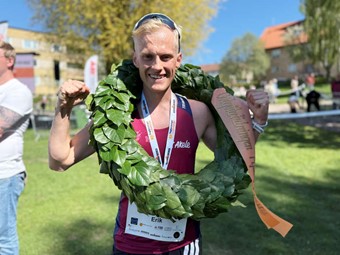 Erik Linn�r fr�n Link�ping och IK Akelse vann herrklassen i Mj�lby stadslopp f�r andra �ret i rad. Foto: Sara Anderberg