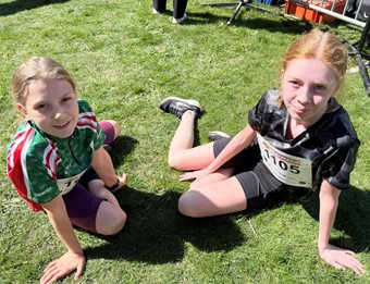 Sigrid Runesson och Elsa Blom fr�n Mj�lby landade p� gr�smattan efter m�lg�ng. Foto: Sara Anderberg