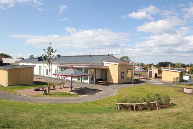 Nio barn gr p nattis, helgis och kvllis