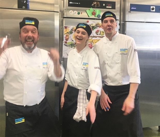 Skolkockarna lagar lunch � f�r tio kronor portionen 
