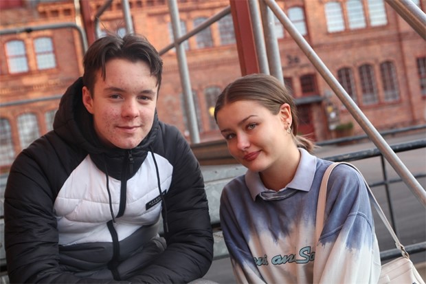 Salome och Jonathan testar egna l�tar