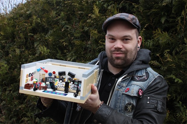 Jonathan Clarmo g�r avancerade legobyggen