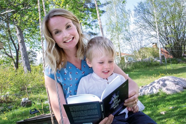 Debuterar med bok f�r 