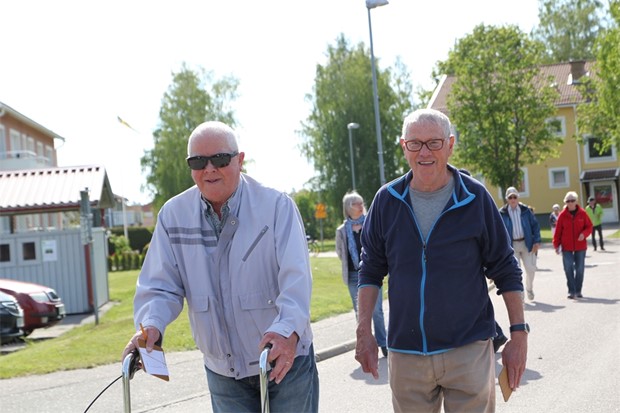 PRO ordnar promenad med avstnd 