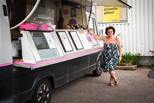 Ann sljer hamburgare ur food truck 