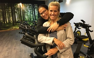 Lotta och Jessica tr�nar mot cancer 