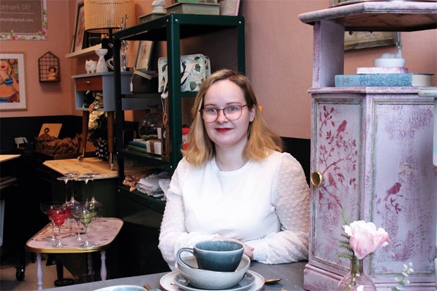 Maria arbetar med sin stora hobby