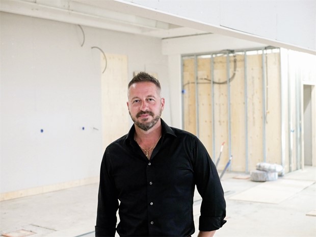 Vd:n fr nya eventbolaget visar runt i galleriakllarens bygge