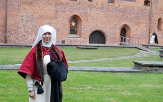 Ylva hedrar 1200-talsdrottning med sin klädsel: