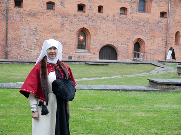 Ylva hedrar 1200-talsdrottning med sin kldsel: 