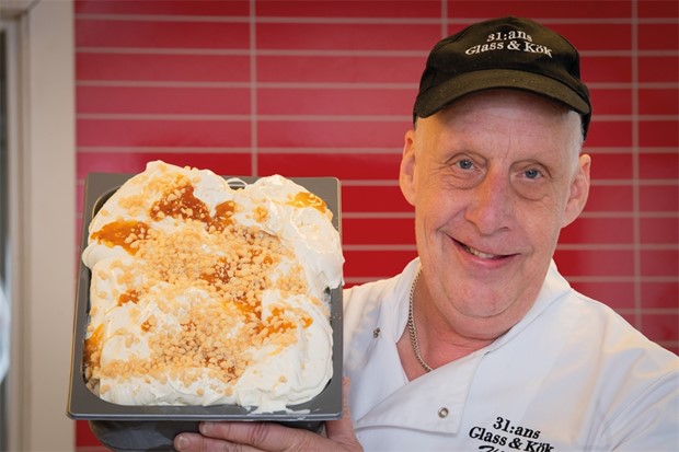 Hkan r nyfiken i en strut