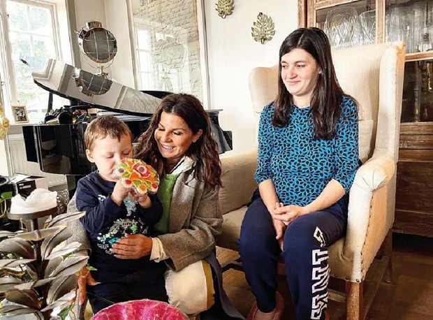 Familjen som Carola tog emot i Sverige bor nu i Mantorp