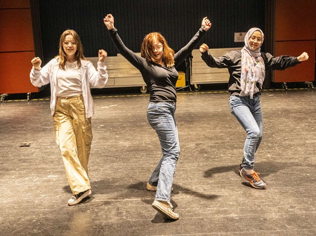 Unga mj�lbybor visar upp sina talanger