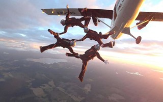 Johan tog guld i fallskrmshopp