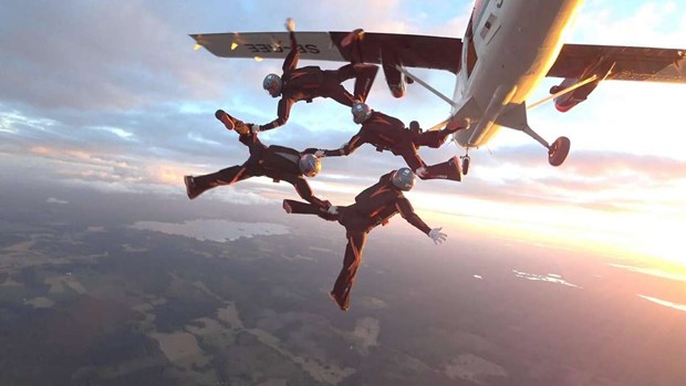 Johan tog guld i fallskrmshopp