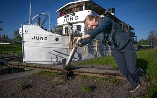Alexandra frn Mjlby jobbar som jungman p M/S Juno  