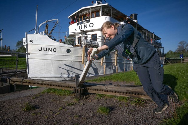 Alexandra frn Mjlby jobbar som jungman p M/S Juno  