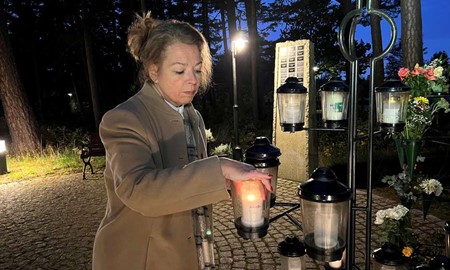 Erika tnder ljus fr dem som har gtt vidare