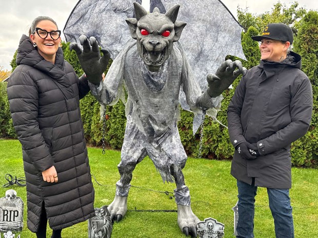 Paret Thor�n vrider upp halloweenvolymen
